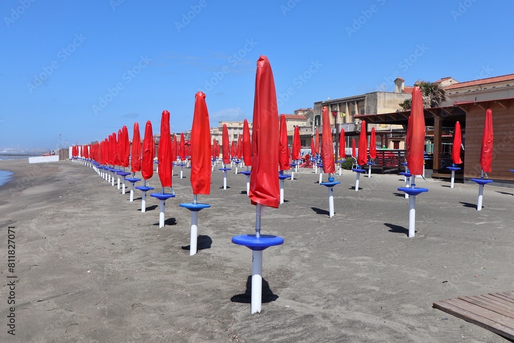 Lido di Ostia - Ombrelloni chiusi del Lido La Conchiglia