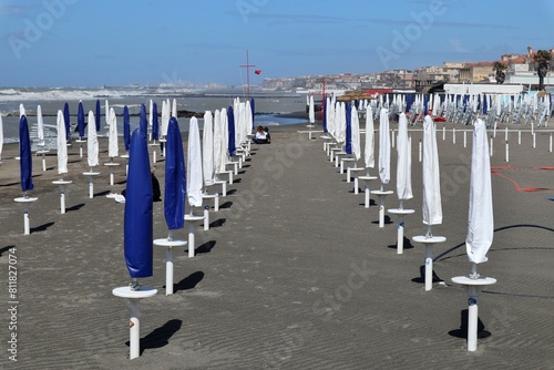 Obraz na płótnie Lido di Ostia - Ombrelloni chiusi del Lido Elmi w salonie