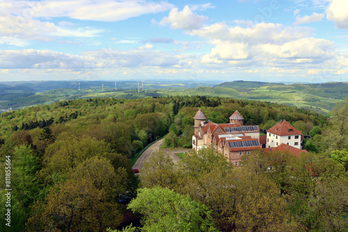 Aussicht ins Nordpfälzer Bergland und auf das ehemalige Turmhotel vom Potzbergturm auf dem Potzberg in der Gemeinde Föckelberg im Landkreis Kusel im Bundesland Rheinland-Pfalz. 