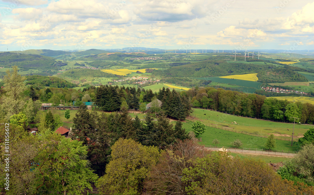 Obraz premium Aussicht ins Nordpfälzer Bergland vom Potzbergturm auf dem Potzberg in der Gemeinde Föckelberg im Landkreis Kusel im Bundesland Rheinland-Pfalz.