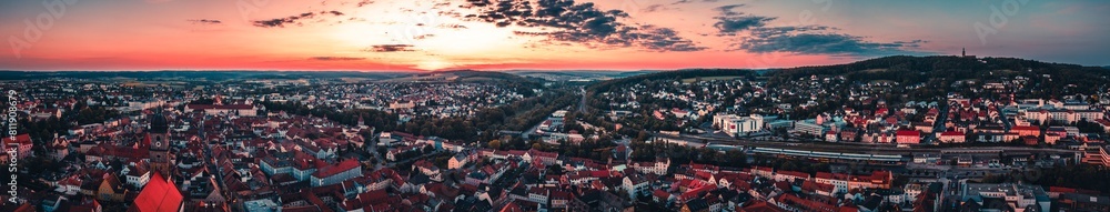 Naklejka premium Amberg Sonnenuntergang Panorama über den Dächern der Altstadt in der Oberpfalz, Mariahilfberg und Altstadt bei atemberaubender Stimmung, 2024
