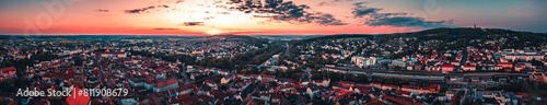 Amberg Sonnenuntergang Panorama   ber den D  chern der Altstadt in der Oberpfalz  Mariahilfberg und Altstadt bei atemberaubender Stimmung  2024