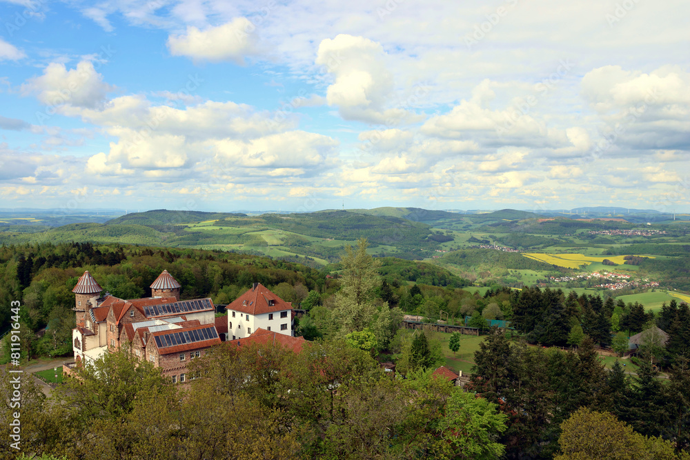 Aussicht ins Nordpfälzer Bergland und auf das ehemalige Turmhotel vom Potzbergturm auf dem Potzberg in der Gemeinde Föckelberg im Landkreis Kusel im Bundesland Rheinland-Pfalz. Aussicht ins Nordpfälzer Bergland und auf das ehemalige Turmhotel vom Potzbergturm auf dem Potzberg in der Gemeinde Föckelberg im Landkreis Kusel im Bundesland Rheinland-Pfalz.