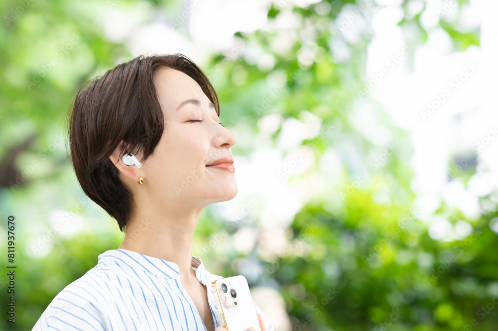 音楽を聴く女性