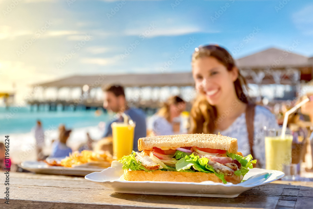 Sandwich im Hintergrund eine Beachbar 