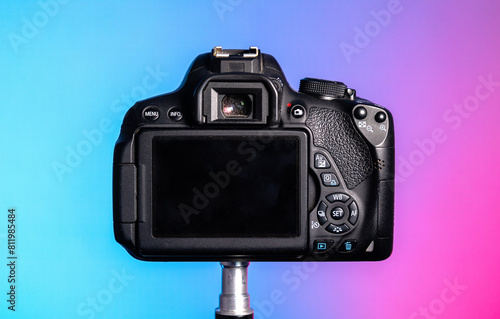 Fotografie Black digital camera photograph from behind, view of buttons, camera screen, viewfinder and grip