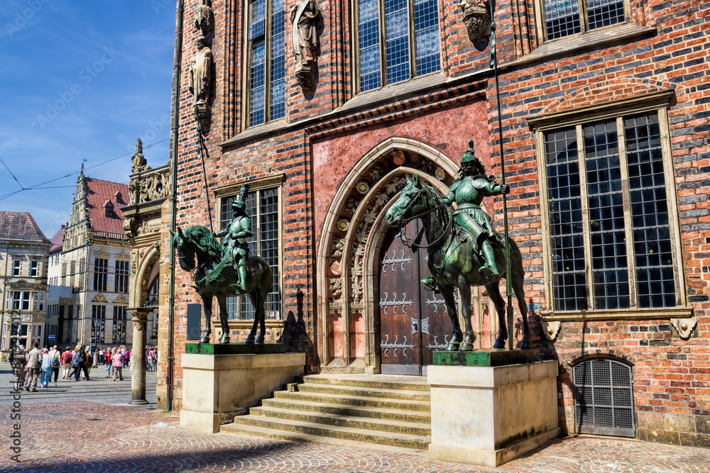 bremen, deutschland - seitenportal am rathaus mit reiterstatuen