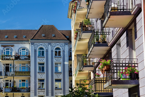 hamburg, deutschland - sanierte alte häuser mit balkonen photo