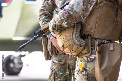 Photography Belgisches Militär mit Schutzausrüstung und Gewehr