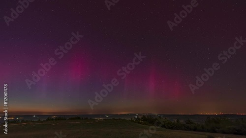 Polarlicht in mittleren Breiten, rosafarbene Aurora Borealis in Österreich, Europa photo