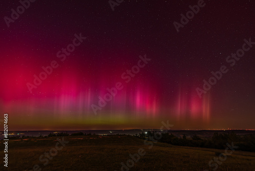 Polarlicht in mittleren Breiten, Aurora Borealis in Österreich, Europa, Himmel leuchtet in rosa, pink und gelb