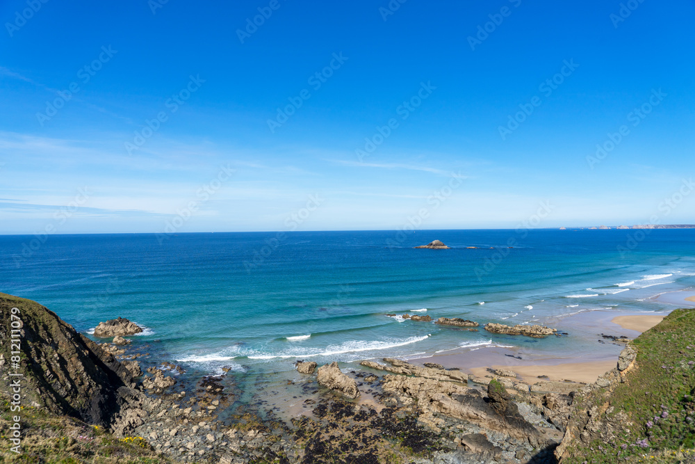 Au pied des majestueuses falaises, des sillons rocheux serpentent, bordés de sable et des eaux turquoises de la mer d'Iroise, créant un paysage côtier enchanteur sur la presqu'île de Crozon. Au pied des majestueuses falaises, des sillons rocheux serpentent, bordés de sable et des eaux turquoises de la mer d'Iroise, créant un paysage côtier enchanteur sur la presqu'île de Crozon.