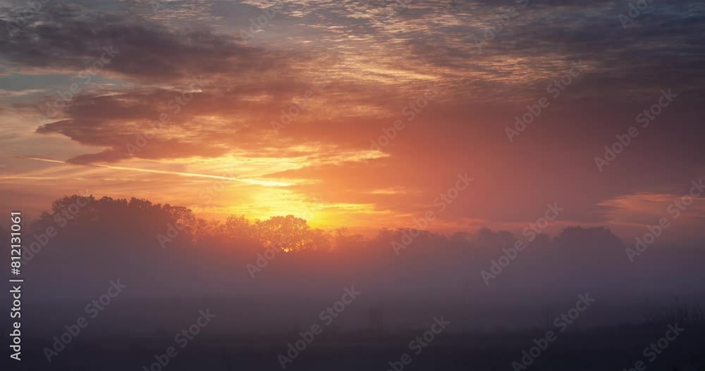 Morgens, Sonnenaufgang mit Nebel. Morgens, Sonnenaufgang mit Nebel.