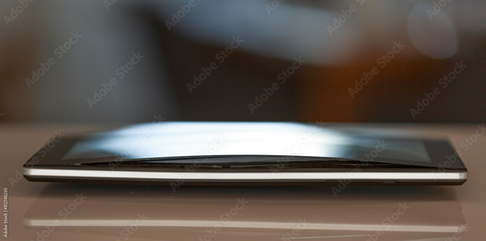 Ein defekter aufgequollener Akku drückt das Gehäuse eines Tablets auseinander, das Display ist dadurch beschädigt worden Ein defekter aufgequollener Akku drückt das Gehäuse eines Tablets auseinander, das Display ist dadurch beschädigt worden