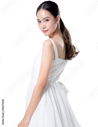 白ドレスを着たモデルの若い女性