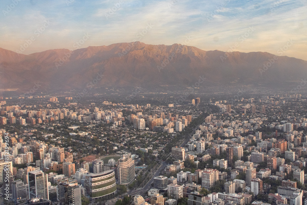 Fototapeta premium Vista panorâmica de Santiago do Chile com prédios e Cordilheira dos Andes ao fundo