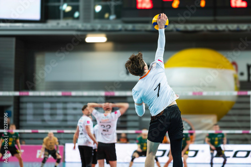 Obraz na płótnie Volleyball player serves ball during the match w salonie