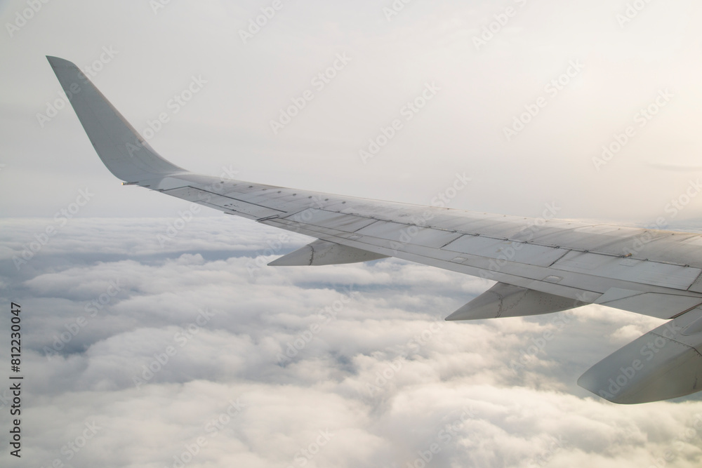 Obraz premium The wing of the aircraft, the view from the window of the aircraft.
