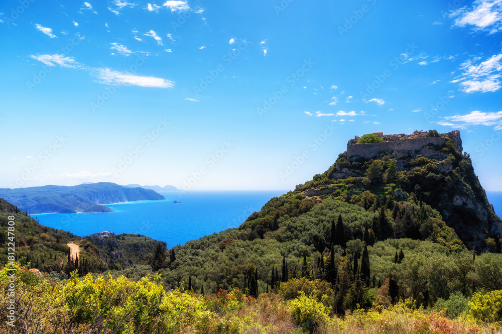 Fototapeta premium Die Festung Angelokastro in der wunderschönen Landschaft der griechischen Insel Korfu