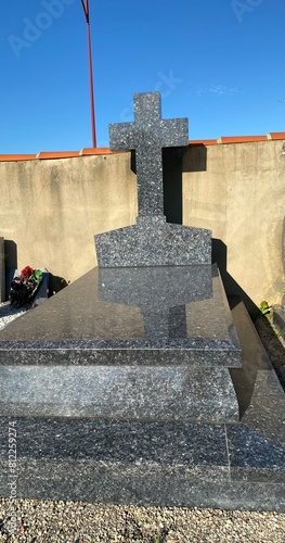 pierre tombale en granit gris sur caveau, dans un cimetière