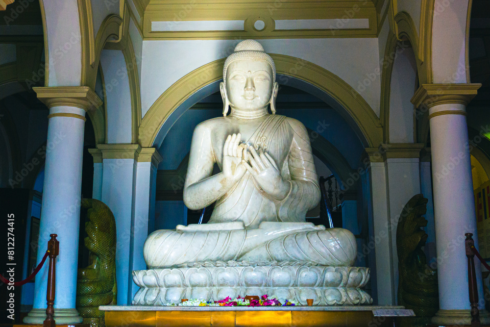 Obraz premium Large Buddha white statue inside temple