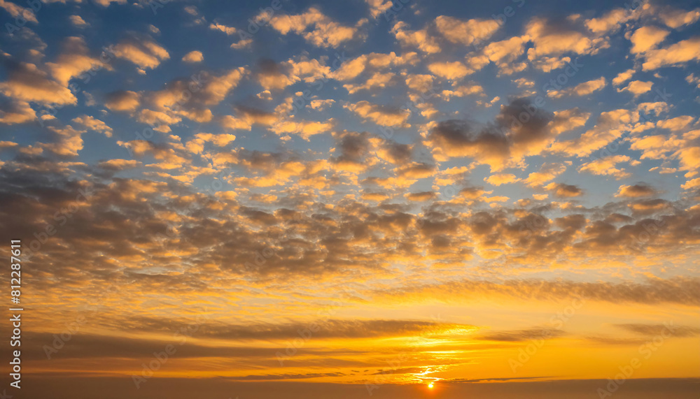 Fototapeta premium Cloudscape: Capturing the Beauty of Sky in Time-lapse Sunrise and Sunset