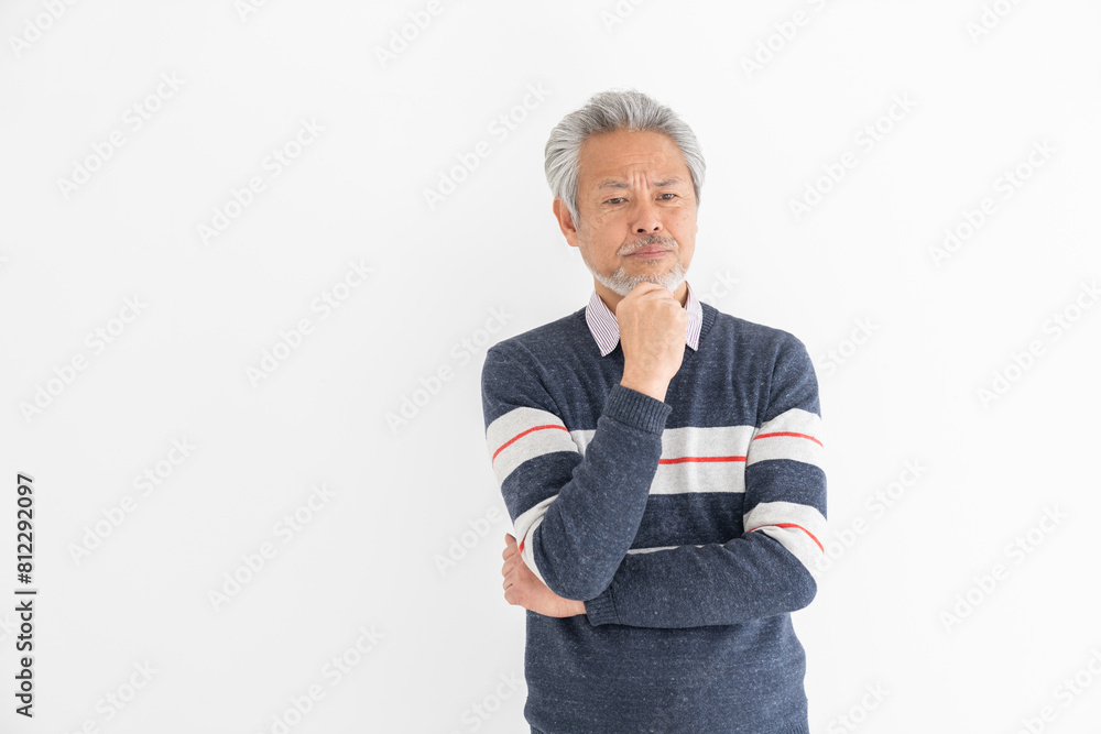 考えるシニア男性 考えるシニア男性