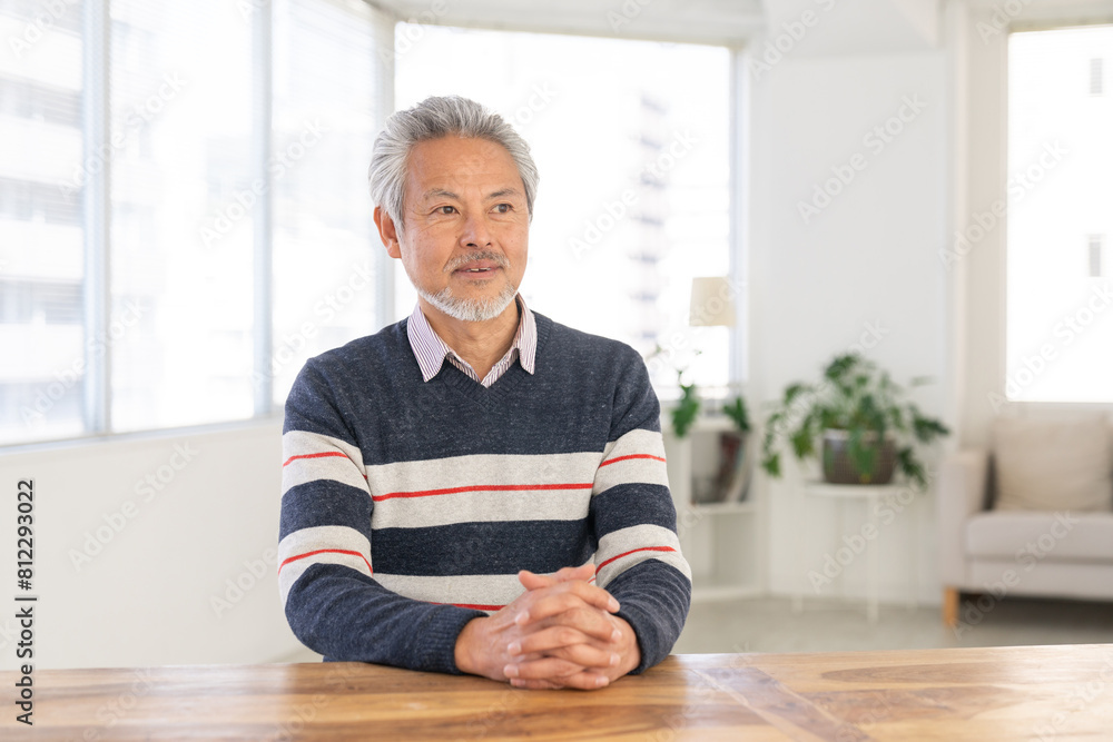部屋でリラックスするシニア男性 部屋でリラックスするシニア男性
