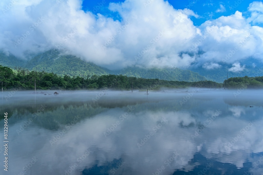 霧に包まれた幻想的な大正池の情景 霧に包まれた幻想的な大正池の情景