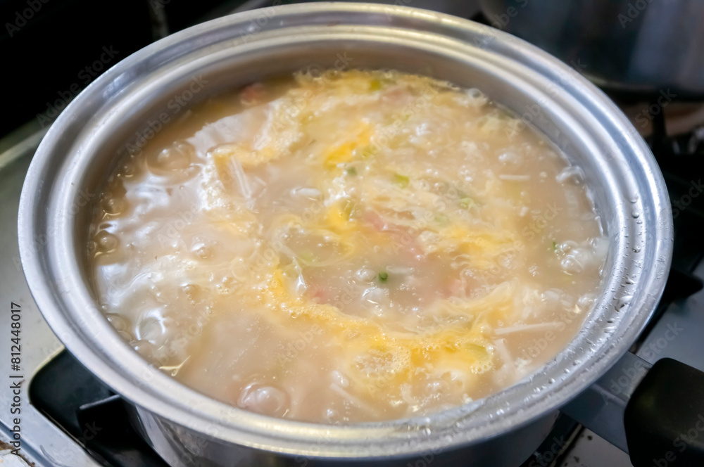 鍋でおじやを煮込む 鍋でおじやを煮込む