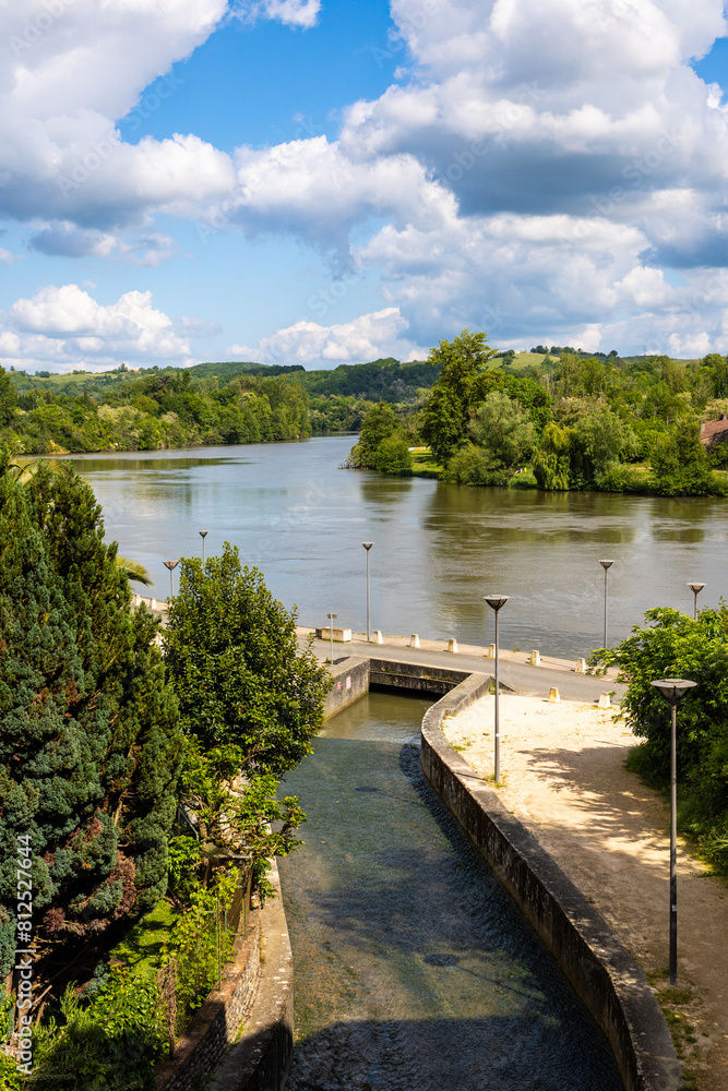 Petite rivière l’Hourride se jetant dans la Garonne à Cazères Petite rivière l’Hourride se jetant dans la Garonne à Cazères