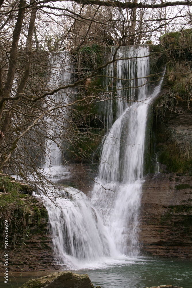 Fototapeta premium Cascada de Peñaladros entre árboles