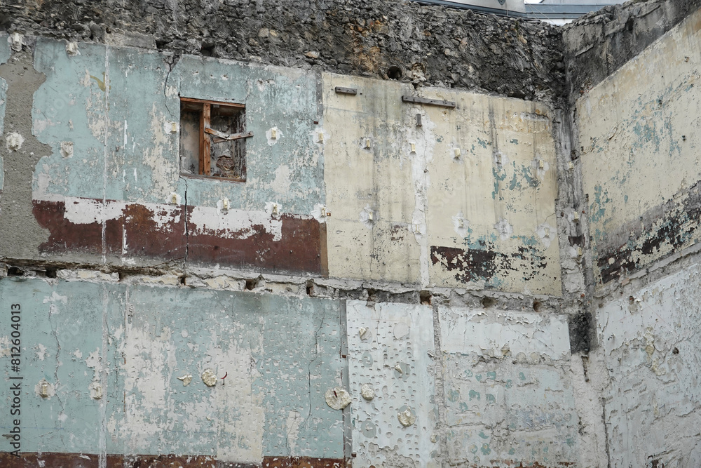 Démolition d'un immeuble insalubre et traces des murs peints Démolition d'un immeuble insalubre et traces des murs peints