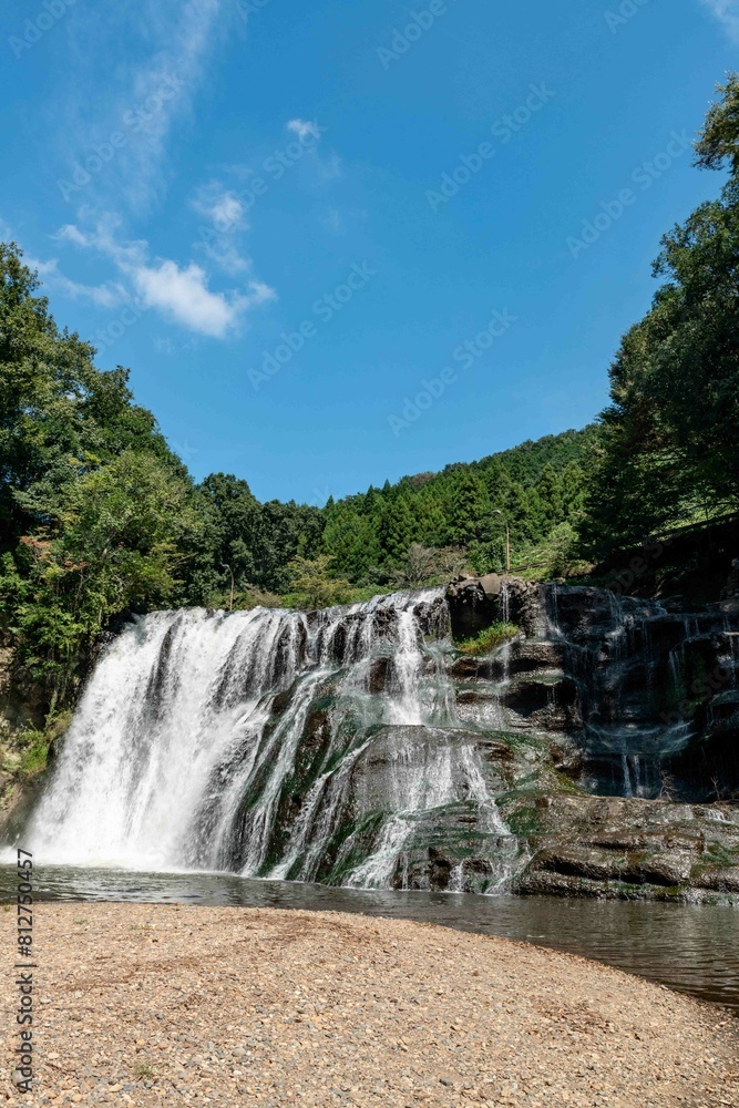 Obraz premium 爽やかな青空と龍門の滝