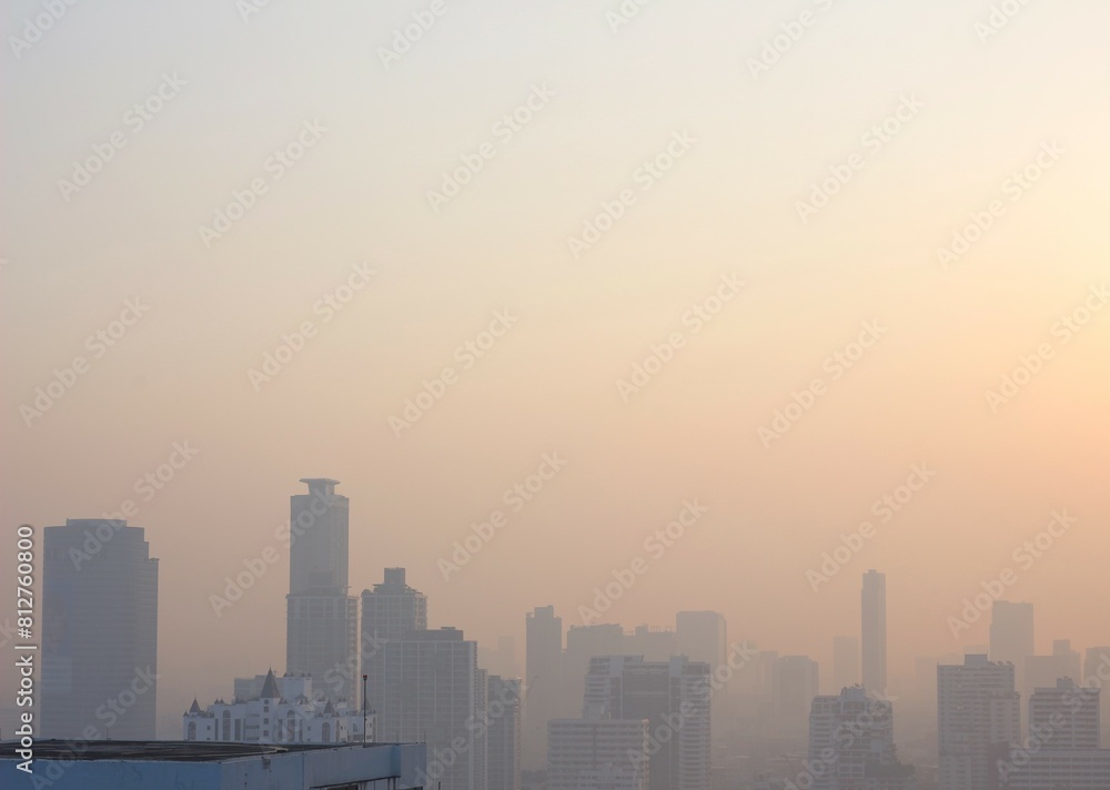 タイ：社会問題となっているバンコクのPM2.5大気汚染で先が見通せないビル群、健康被害が出るレベル
