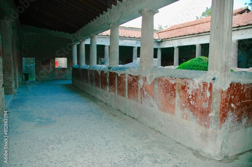 Wallpaper Mural Cortile e giardino  interno di Villa Pompeiana con pareti con colore rosso Pompeiano. Torontodigital.ca