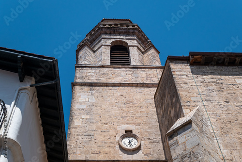 Torre sineira da Igreja de São João Batista em Saint Juan de Luz no País Basco francês: Um ícone de encanto e história