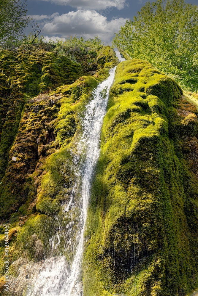 der Moos bedeckte Wasserfall Dreimühlen