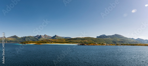 Fjordlandschaft bei Straumshomen auf Senja Insel in Norwegen