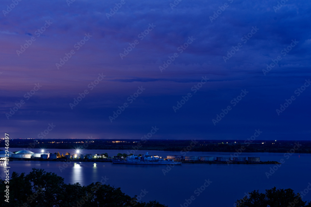 Ciel de nuit avec nuage d'orage et couleur rose Ciel de nuit avec nuage d'orage et couleur rose