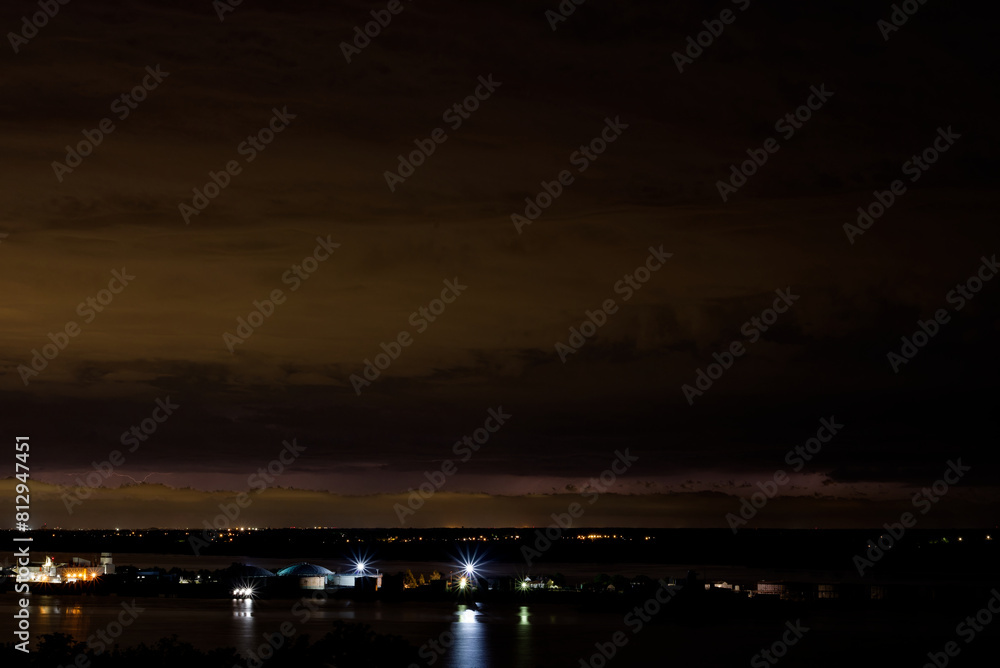 ciel d'orage aux crépuscule avec éclairs ciel d'orage aux crépuscule avec éclairs