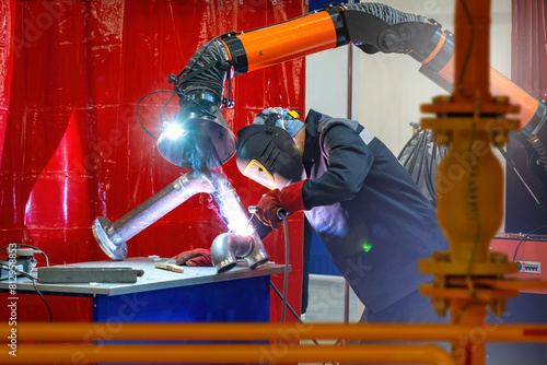 Tableau sur toile Man welder at work