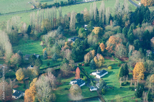 vue aérienne d'une demeure à l'automne dans l'ouest de Paris en France