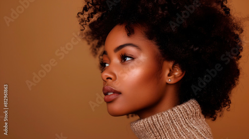 Retrato de mujer joven con suéter blanco sobre un fondo marrón