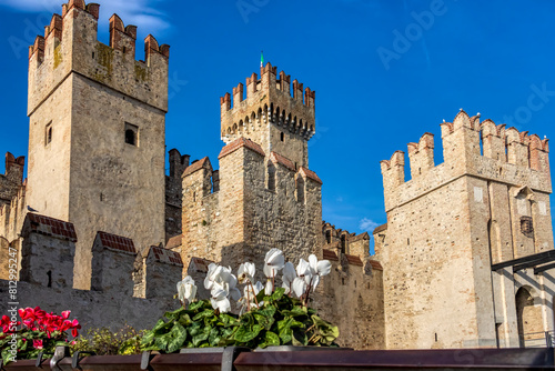 le torri del castello di Sirmione sul lago di Garda