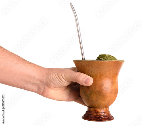 Foto Mão segurando uma Cuia de Porongo com chimarrão preparado, bebida tradicional no sul do Brasil