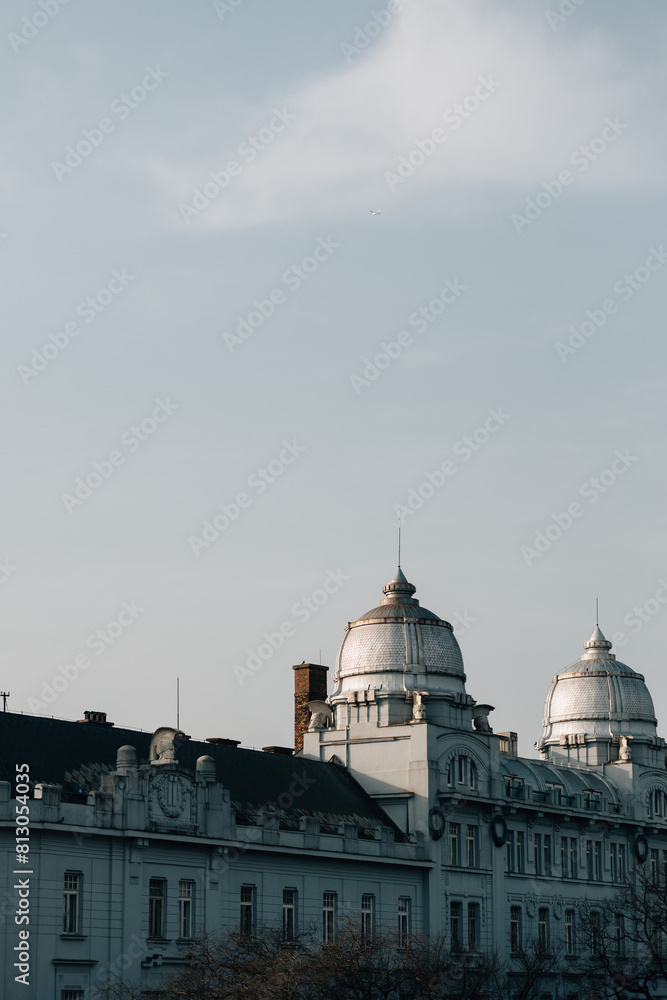 Obraz premium City buildings with dome roofs under a cloudy sky