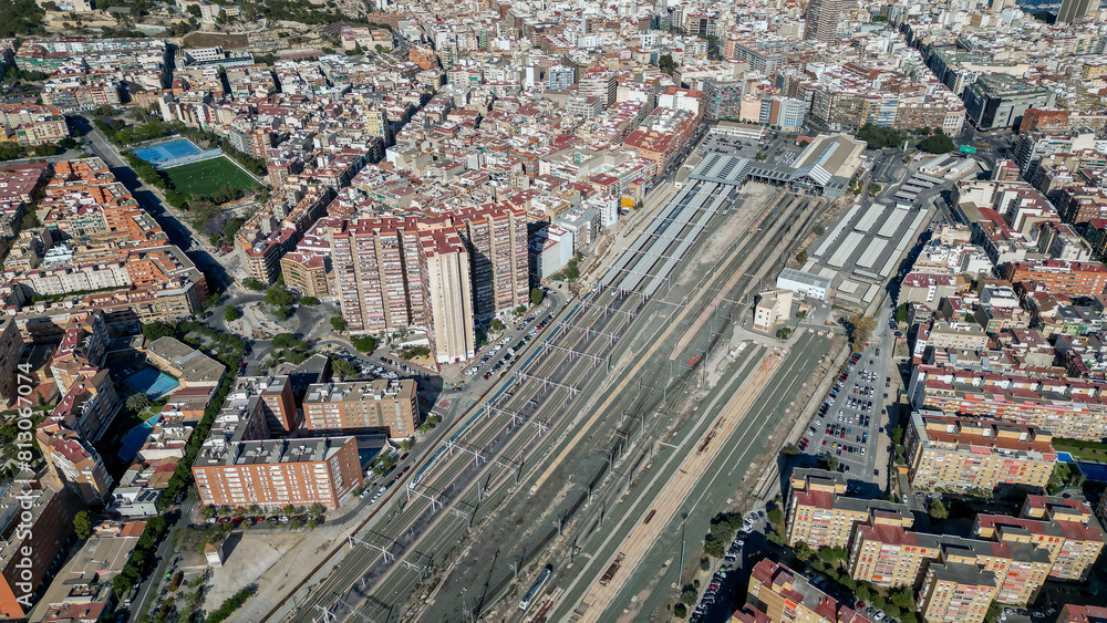 Fototapeta premium Vista aérea de una estación de trenes en medio de una ciudad