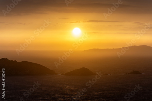Traumhaft sch  ner Sonnenuntergang an der K  ste Korfus mit Blick vom Ort Afionas auf das Mittelmeer