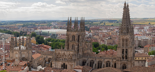 Vistas panorámicas a la grandiosa Catedral de Burgos, con torres estilo gótico, desde el mirador del Castillo, verano de 2021 en España.